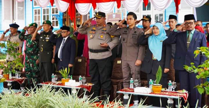 Pj Setdako Winarno dan Forkopimda di upacara peringatan Hardiknas, Kamis (2/5/2024) dihalaman SMA Negeri. 1 Padang Panjang.